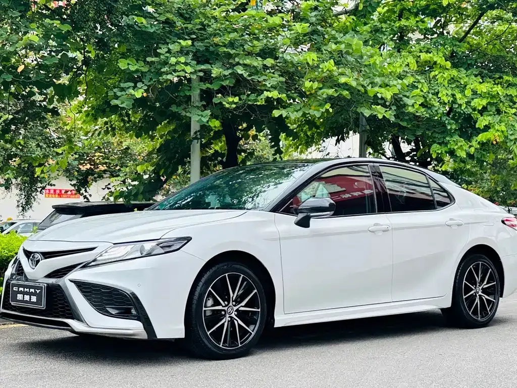 Toyota Camry — фото 1