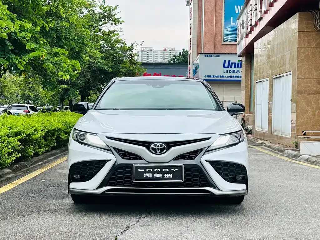 Toyota Camry — фото 6