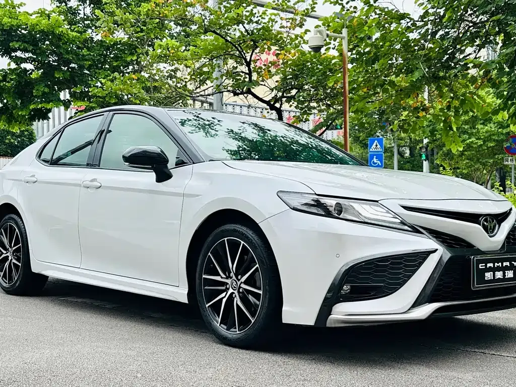 Toyota Camry — фото 8