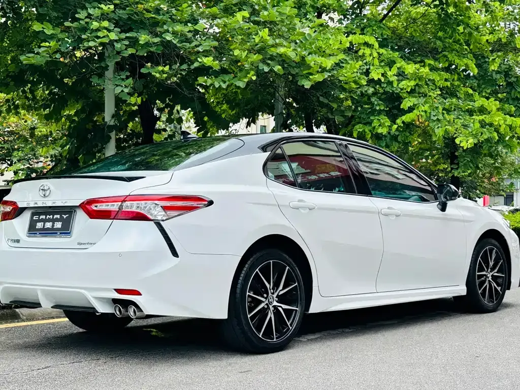 Toyota Camry — фото 5