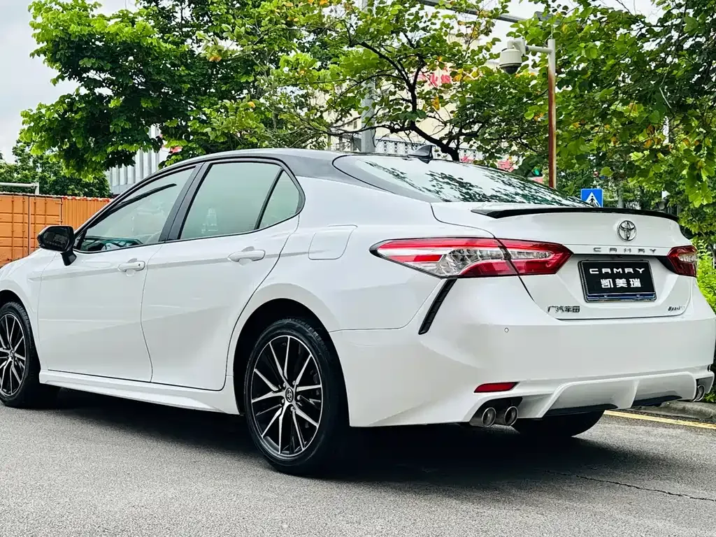 Toyota Camry — фото 9
