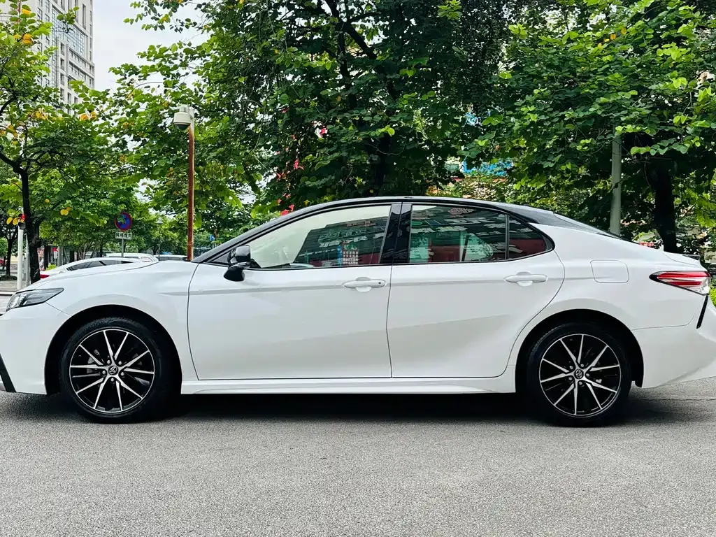 Toyota Camry — фото 10