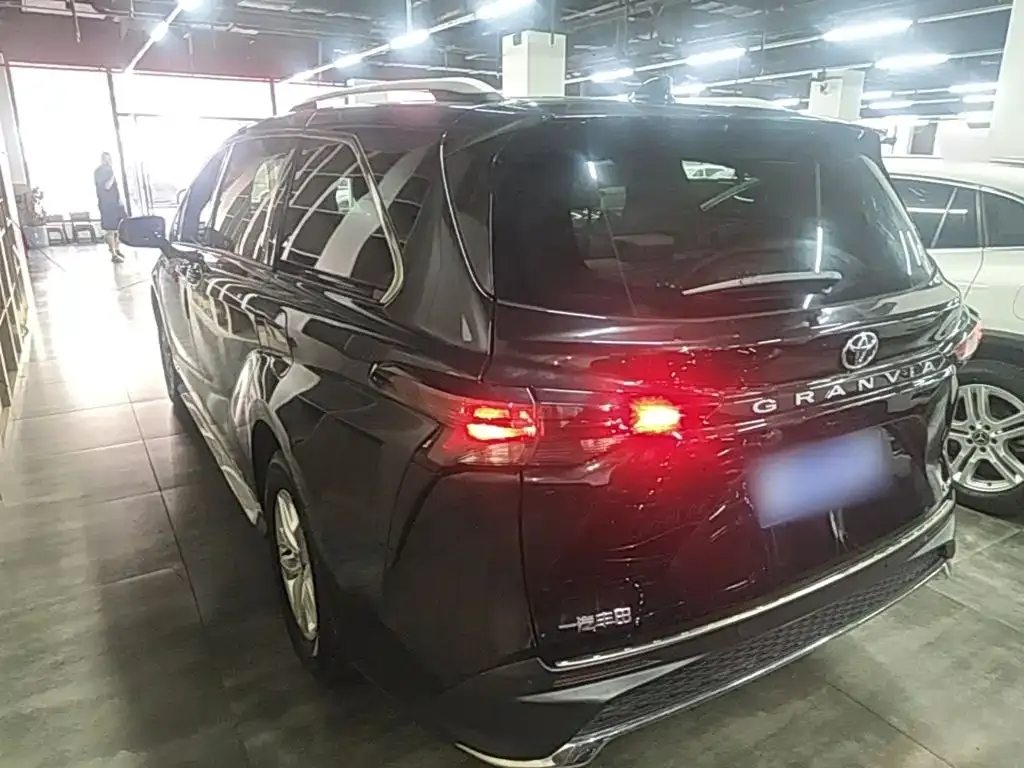 Toyota Granvia — фото 3