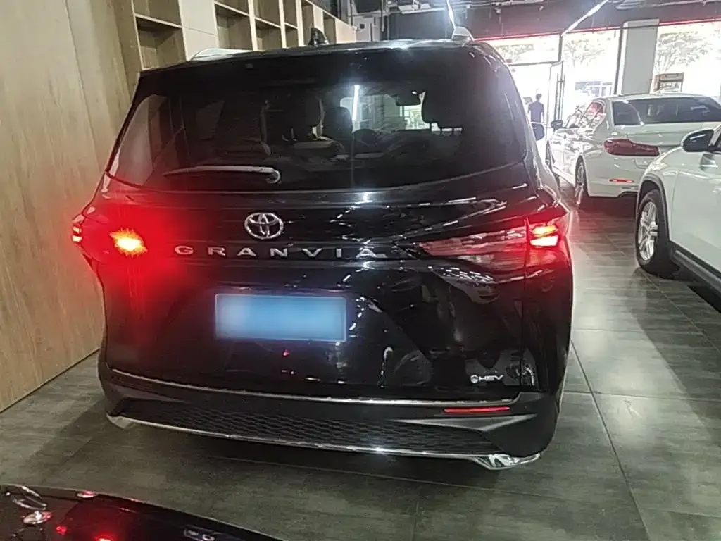 Toyota Granvia — фото 4