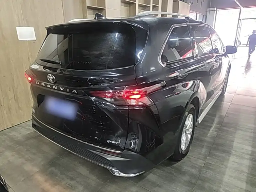 Toyota Granvia — фото 5