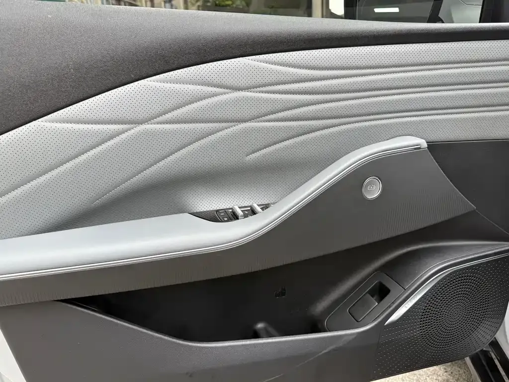 Geely Galaxy E8 — фото 3