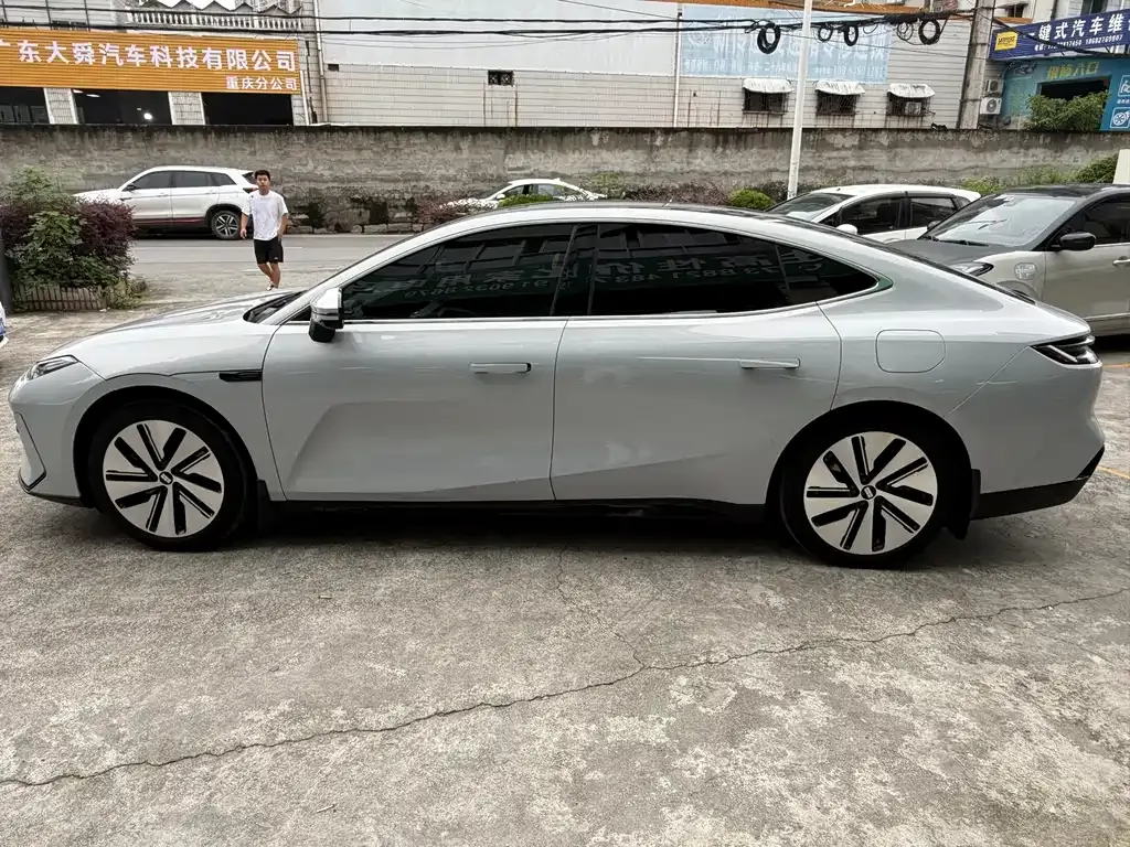 Geely Galaxy E8 — фото 9