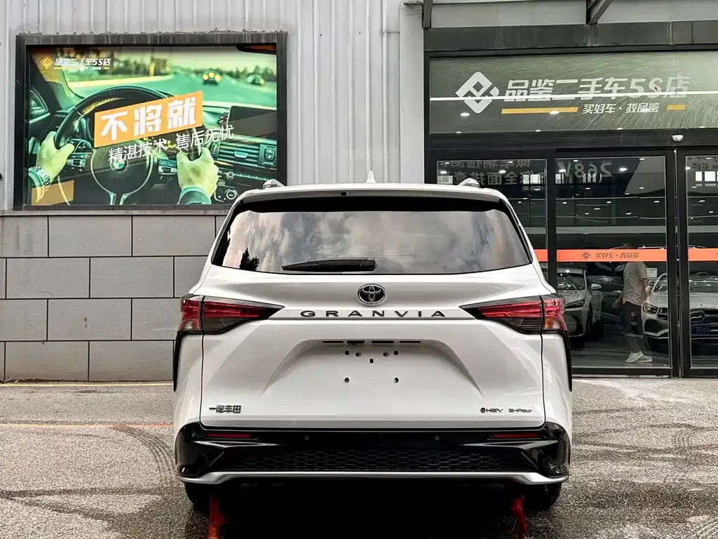 Toyota Granvia — фото 4