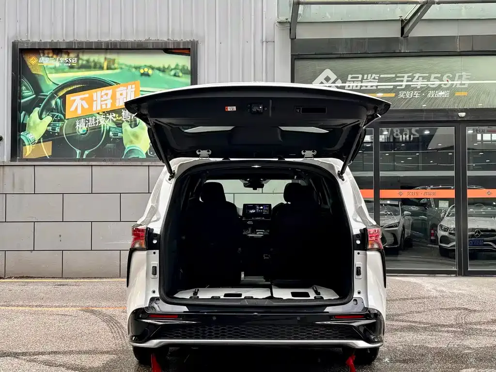 Toyota Granvia — фото 2
