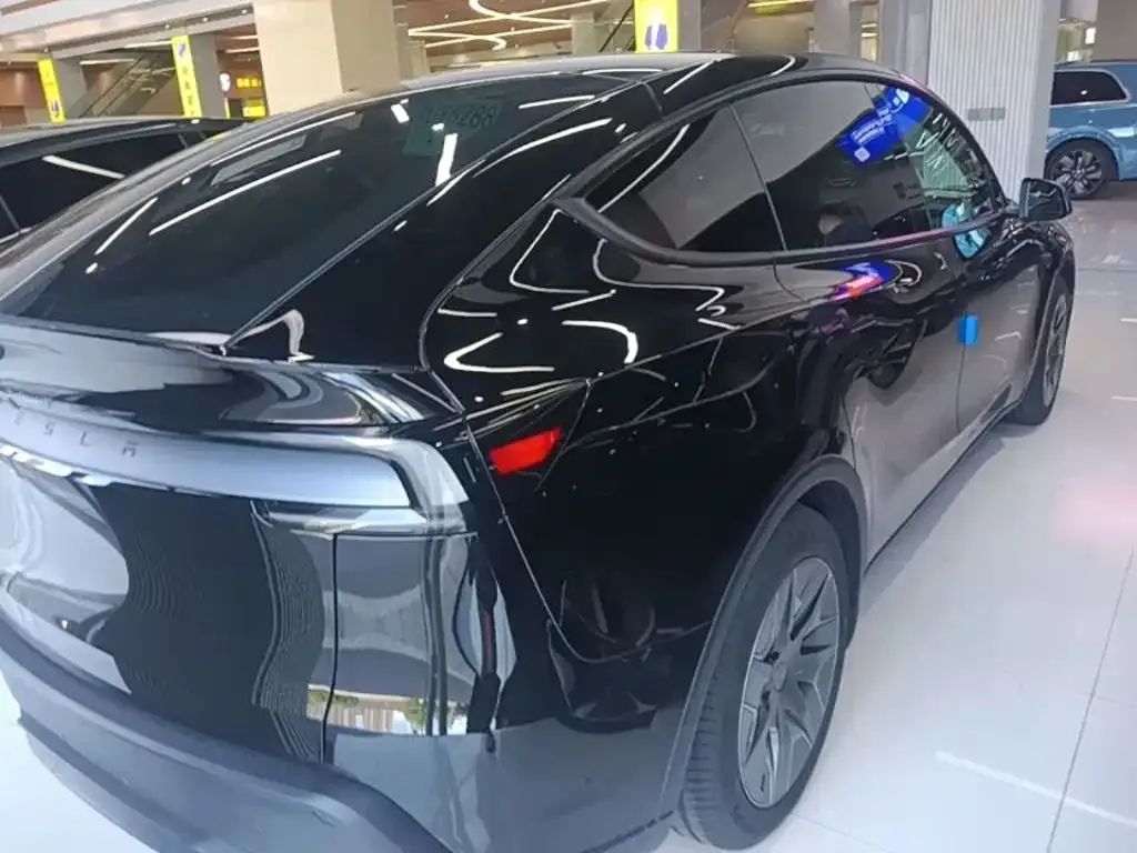 Tesla Model Y L — фото 6