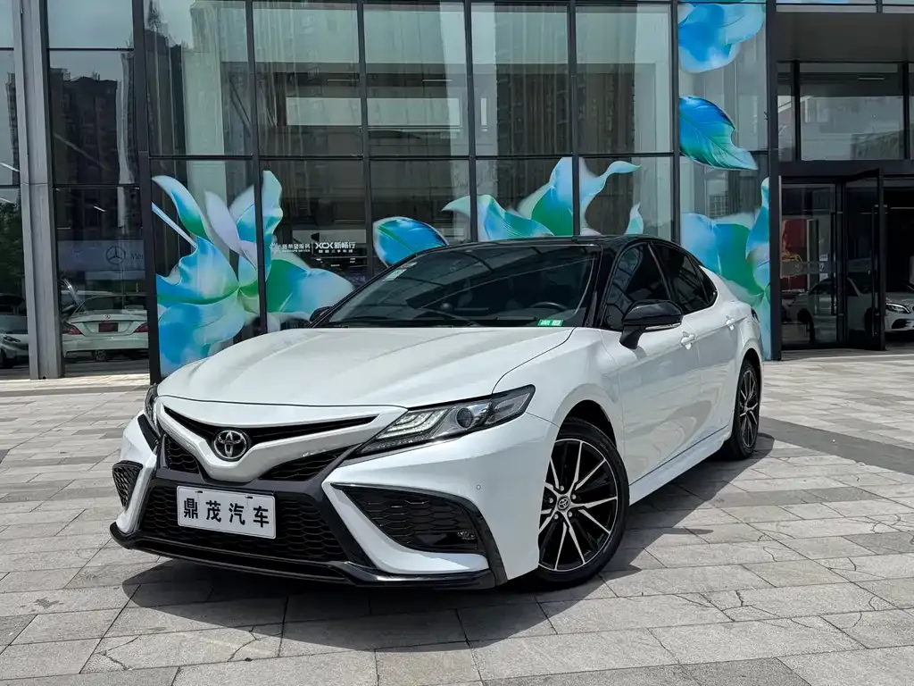 Toyota Camry — фото 1