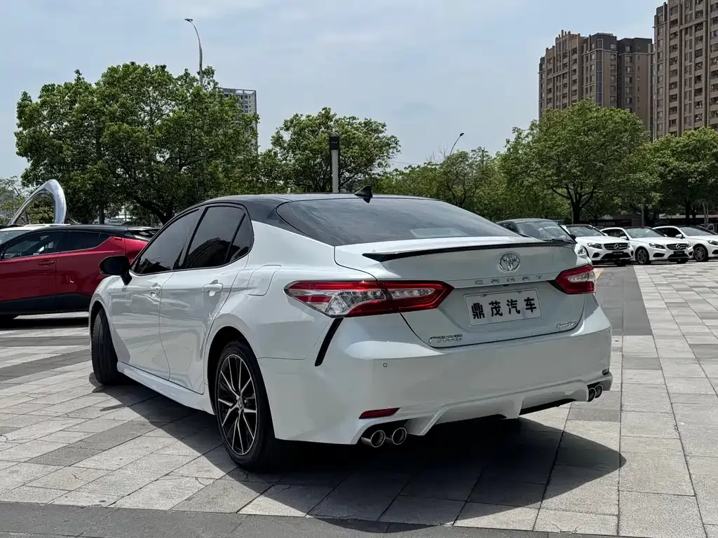 Toyota Camry — фото 10