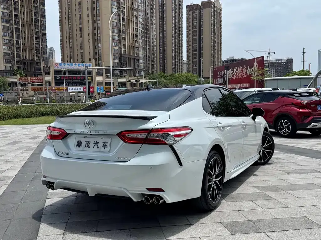 Toyota Camry — фото 4