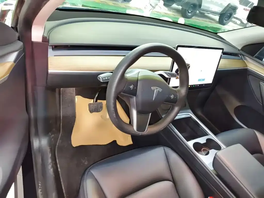 Tesla Model Y — фото 6