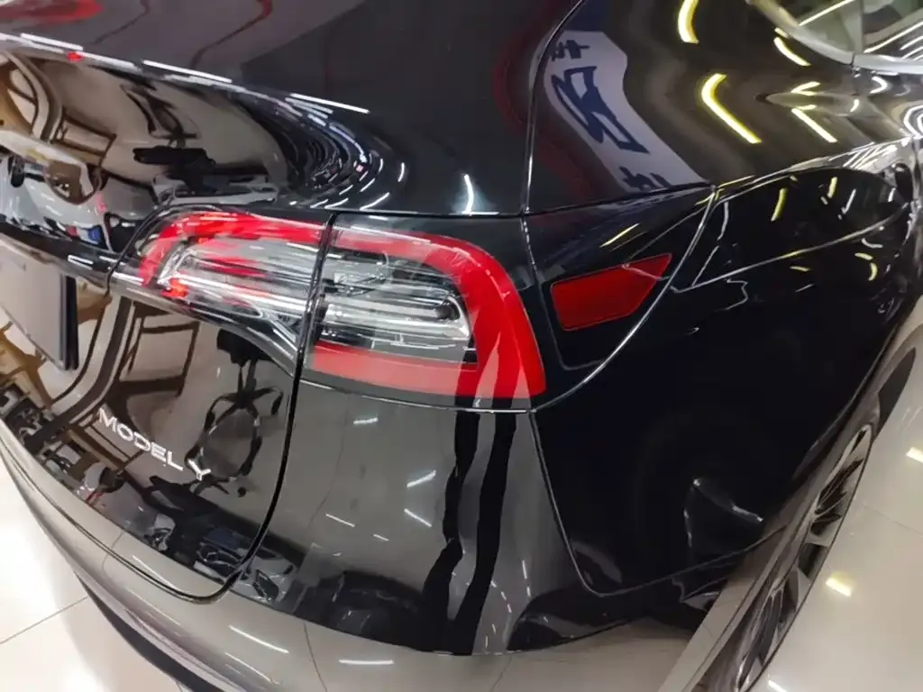 Tesla Model Y — фото 10