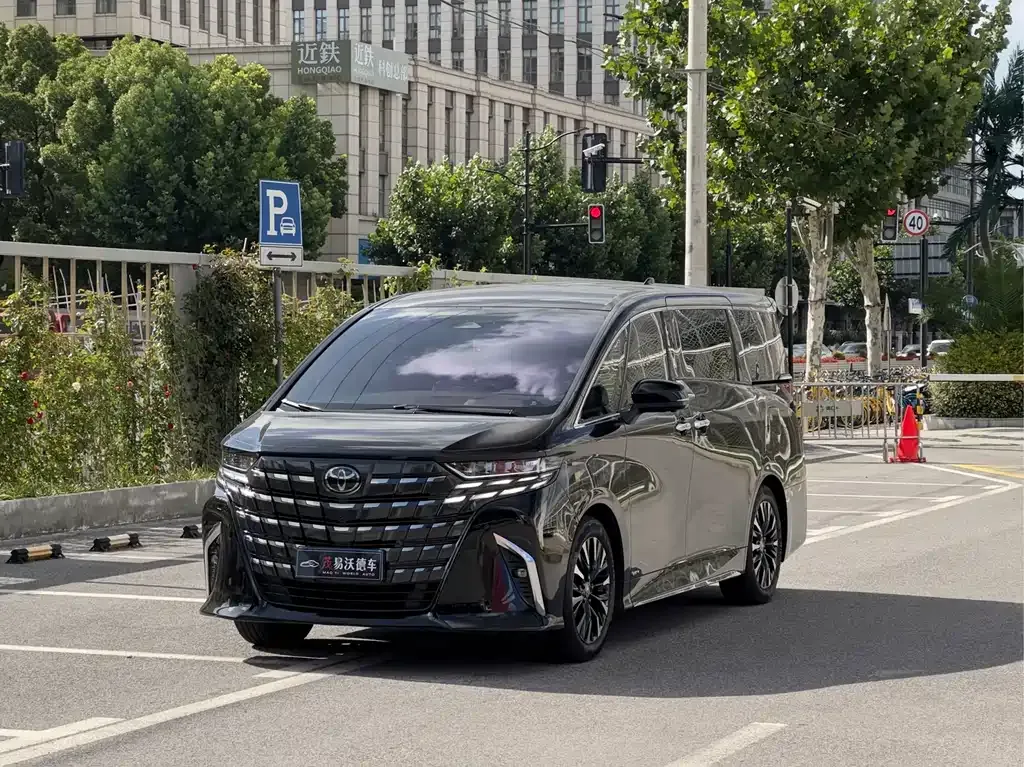Toyota Alphard — фото 1