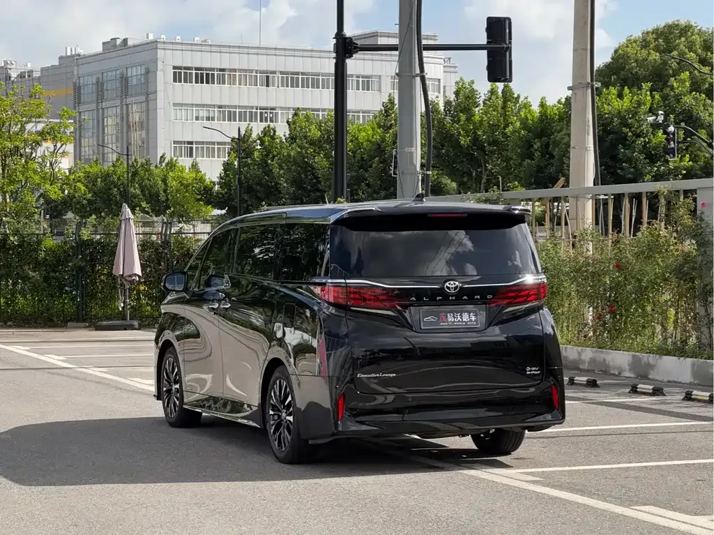 Toyota Alphard — фото 8