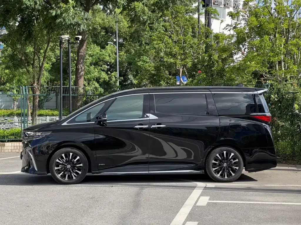 Toyota Alphard — фото 9