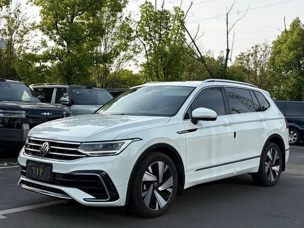 Volkswagen Tiguan L — фото 1