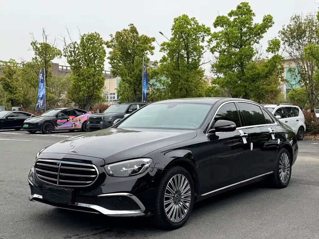 Mercedes-Benz E-Class — фото 1