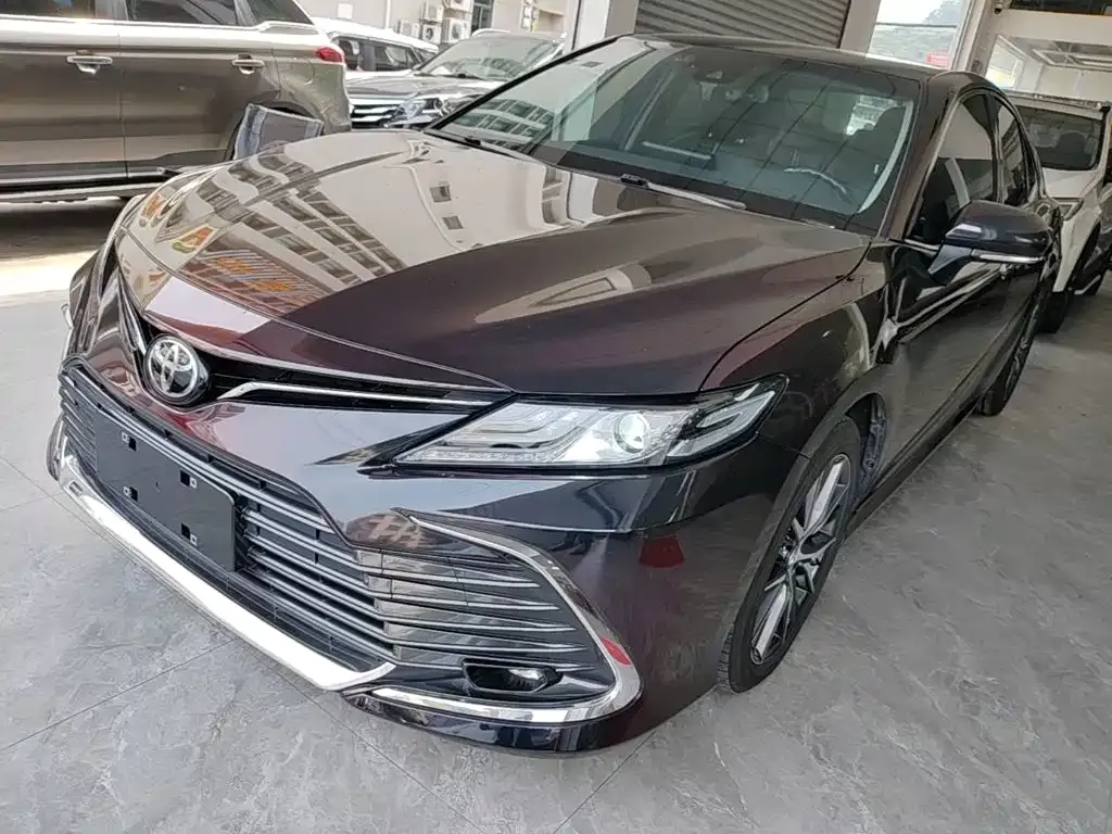 Toyota Camry — фото 1