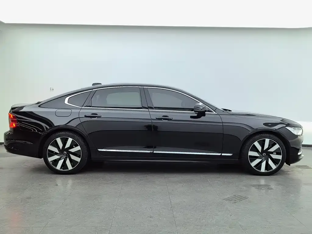 Volvo S90 PHEV 2024 из CN, фото 2