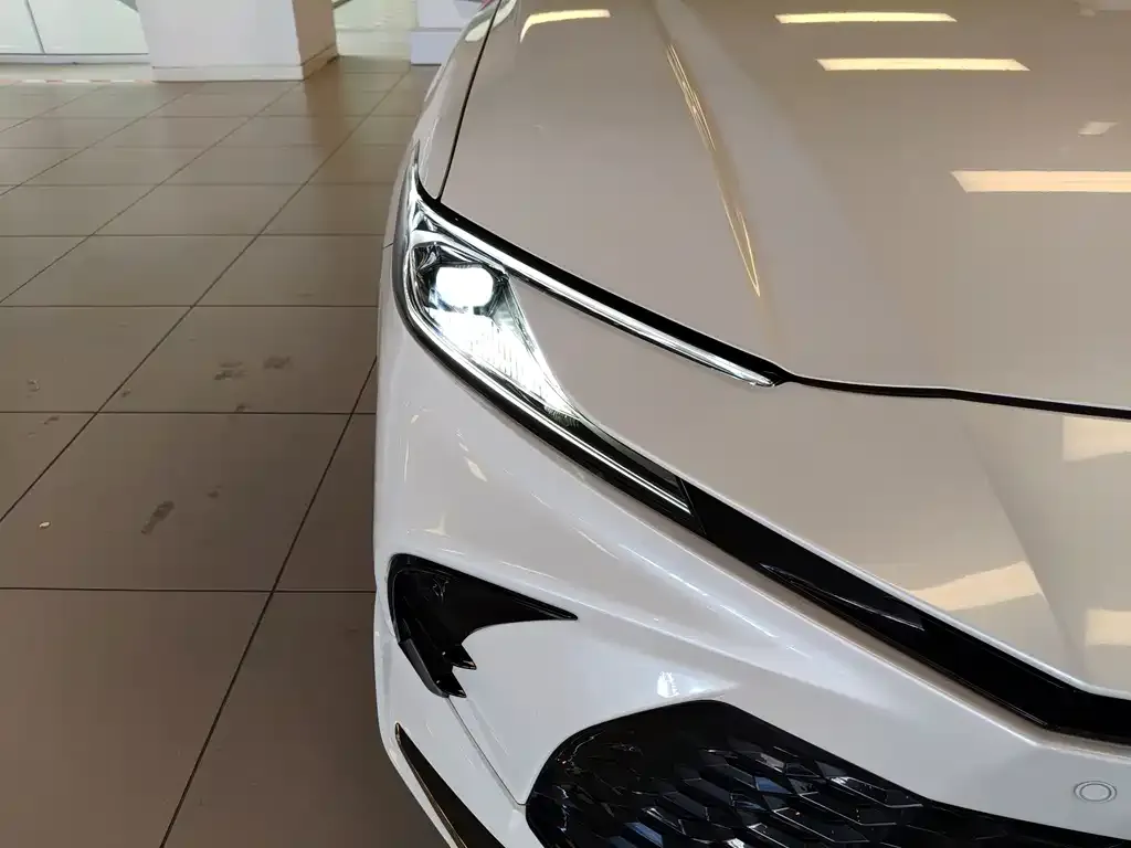 Toyota Camry — фото 4