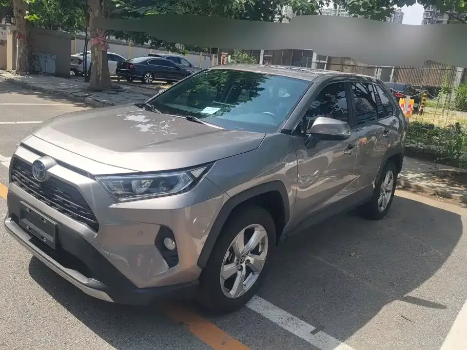 Toyota RAV4 — фото 1
