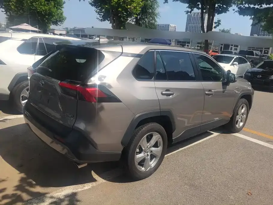 Toyota RAV4 — фото 8