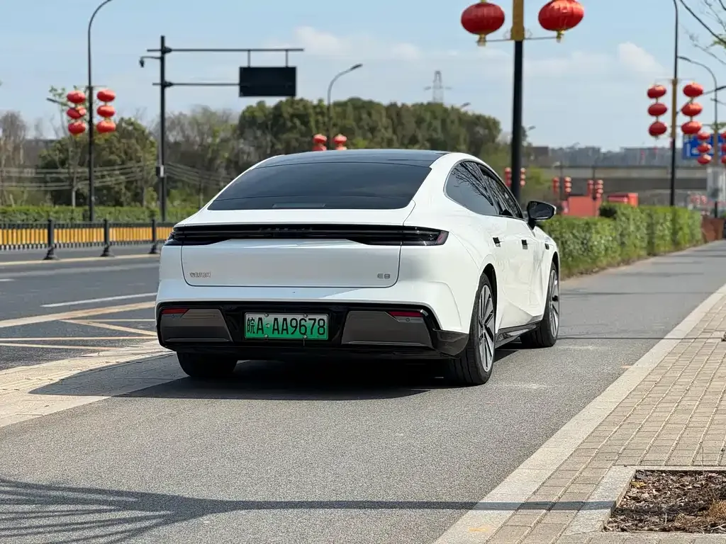 Geely Galaxy E8 — фото 10