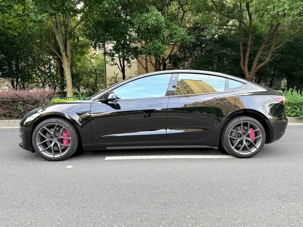 Tesla Model 3 — фото 9