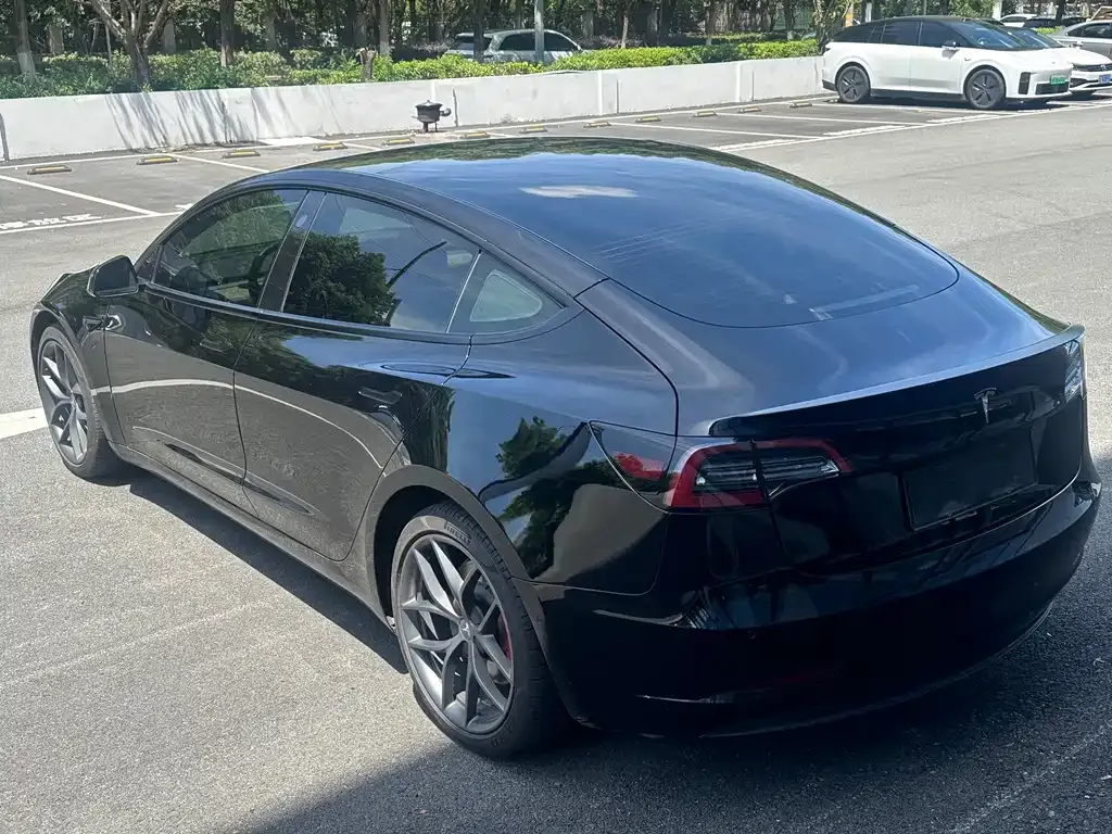 Tesla Model 3 — фото 7