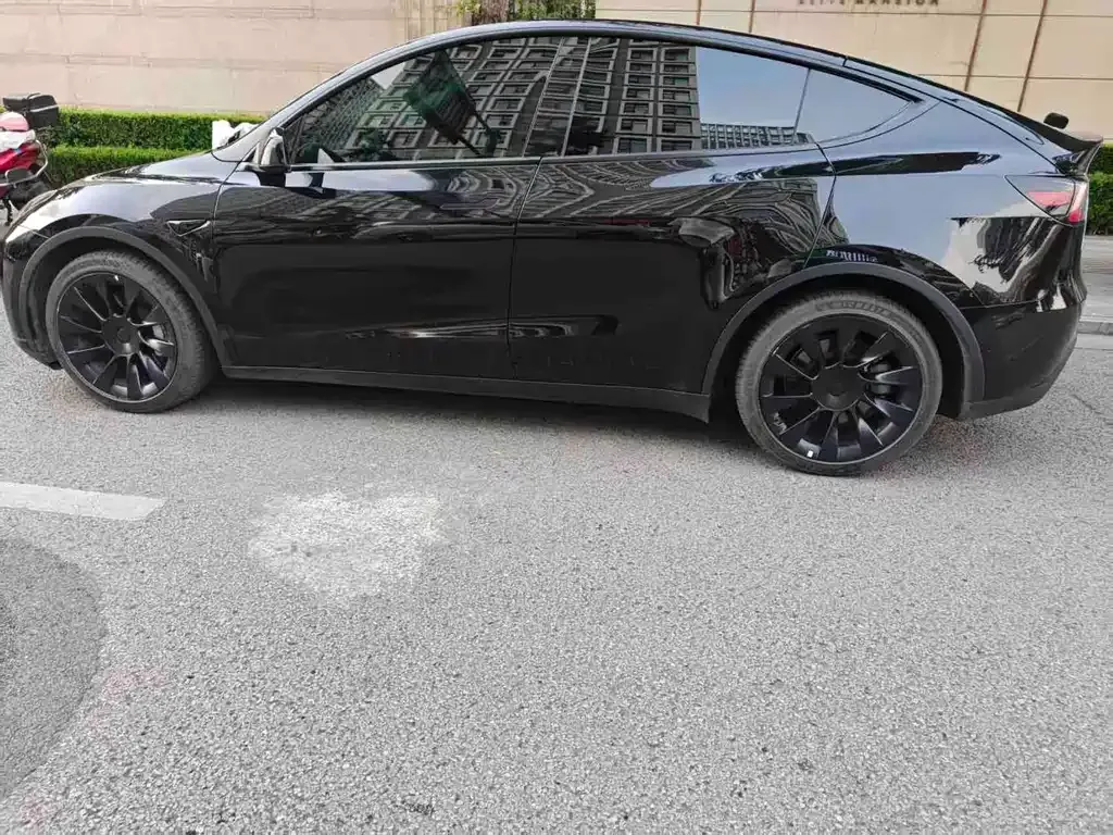 Tesla Model Y — фото 8