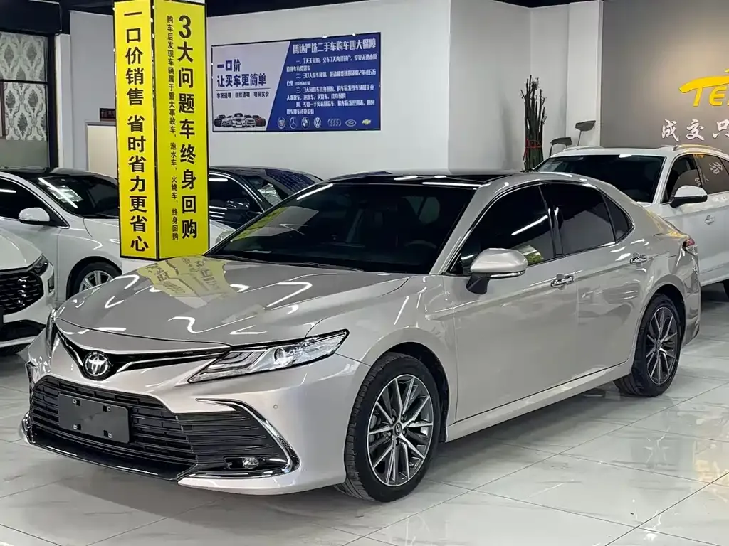 Toyota Camry — фото 1
