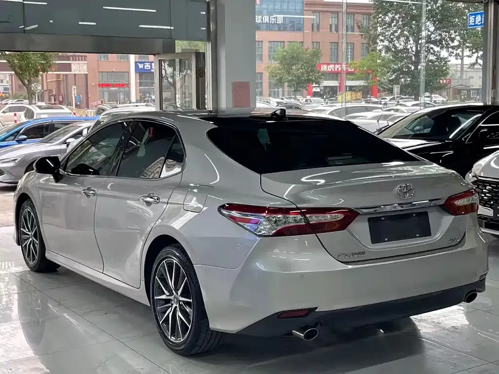 Toyota Camry — фото 9
