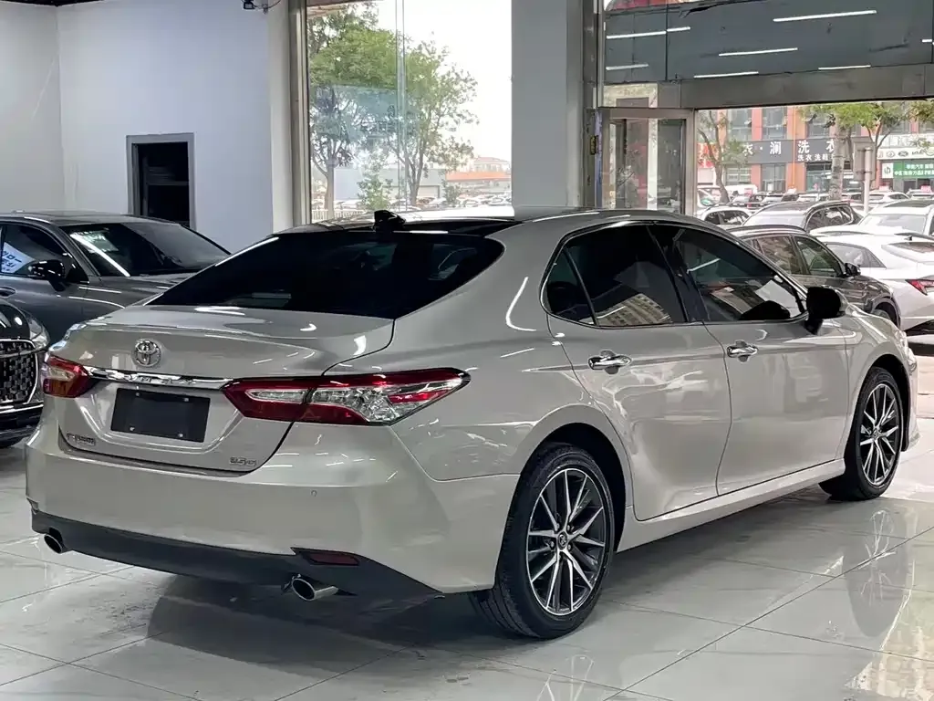 Toyota Camry — фото 5