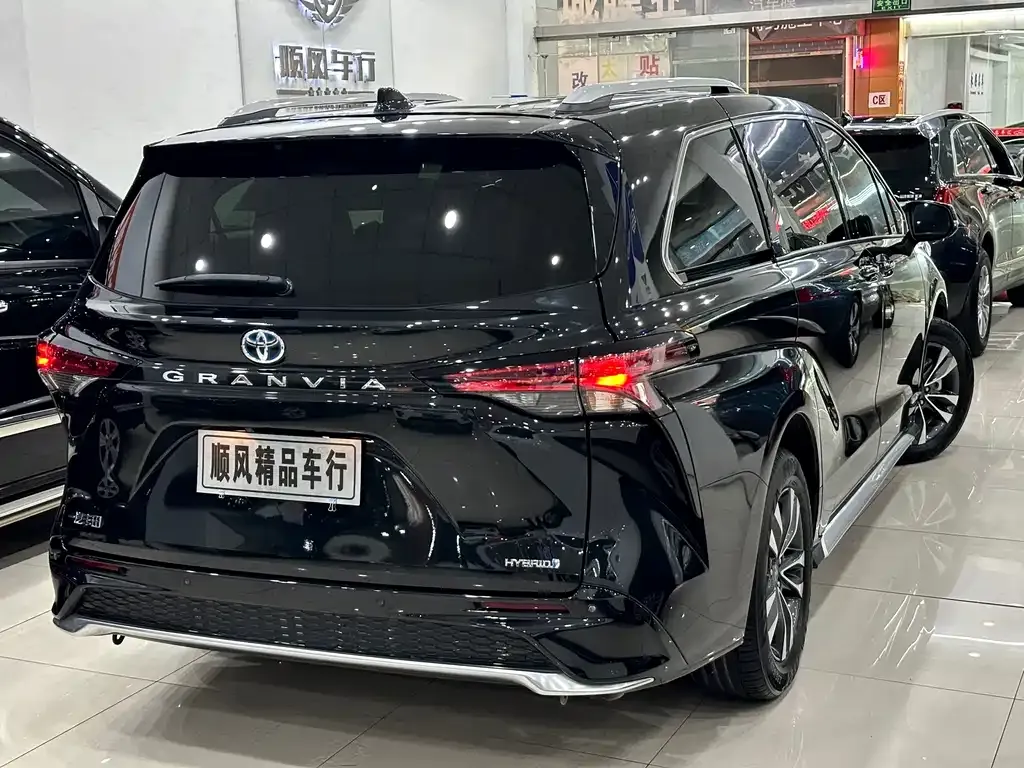 Toyota Granvia — фото 10