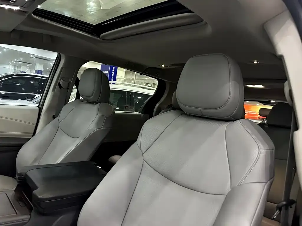 Toyota Granvia — фото 2