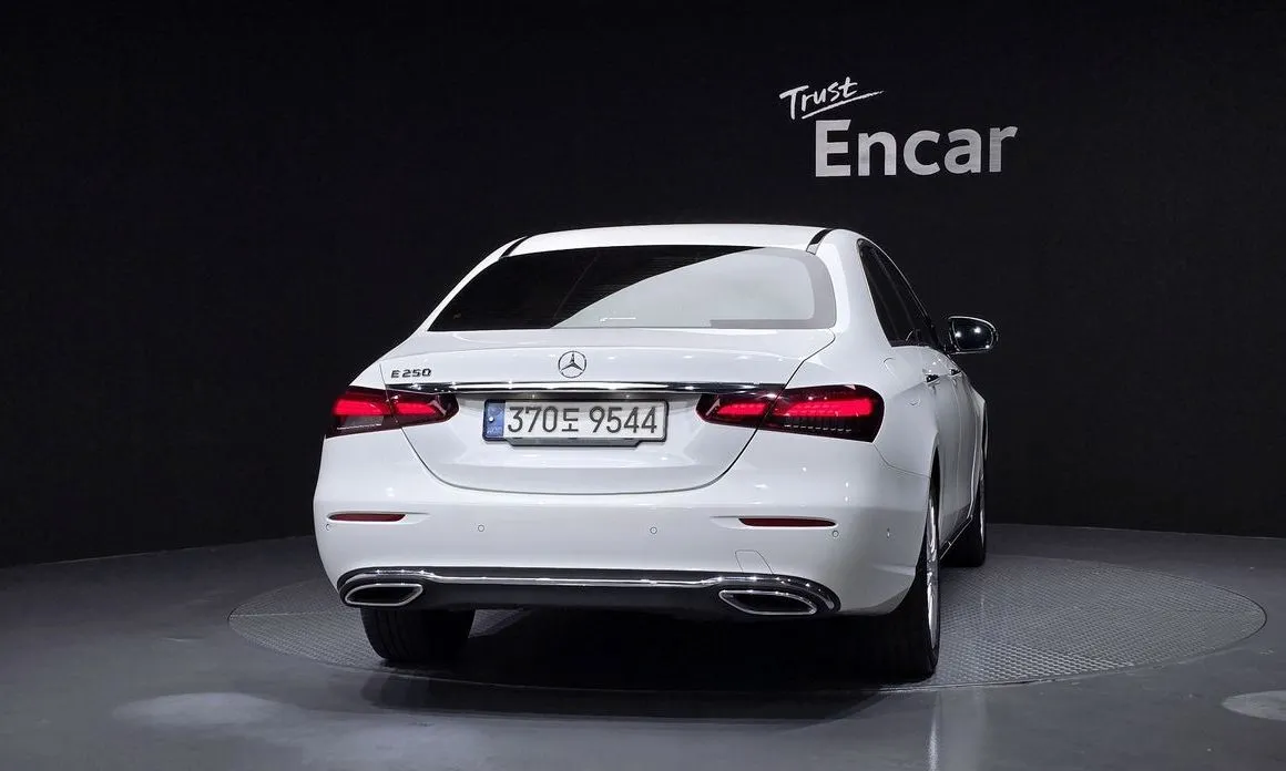 Mercedes-Benz E-Class — фото 5