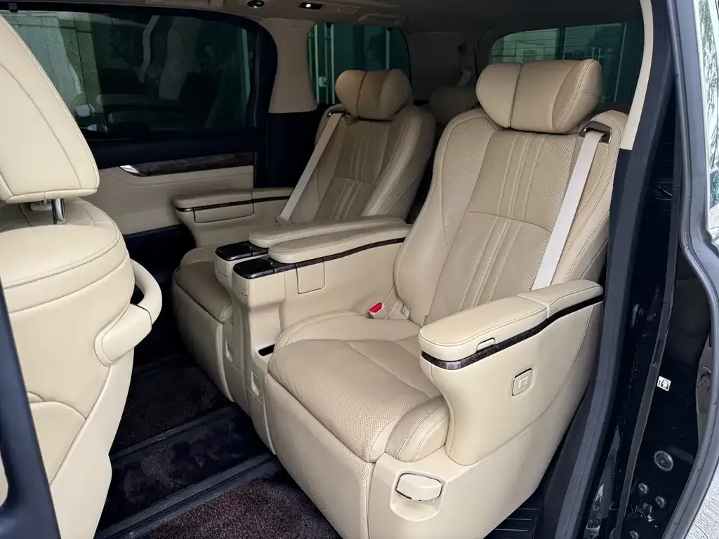 Toyota Vellfire — фото 3