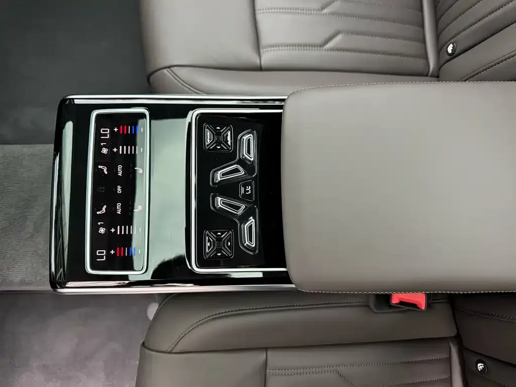 Audi A8 2023 из CN, фото 2