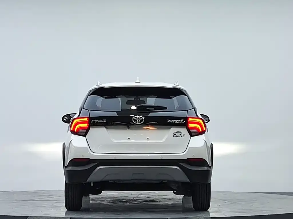 Toyota Yaris L — фото 4