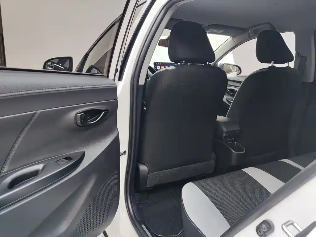 Toyota Yaris L — фото 10