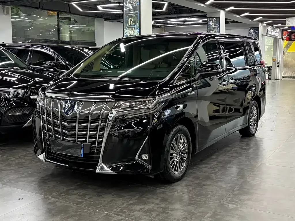 Toyota Alphard — фото 1