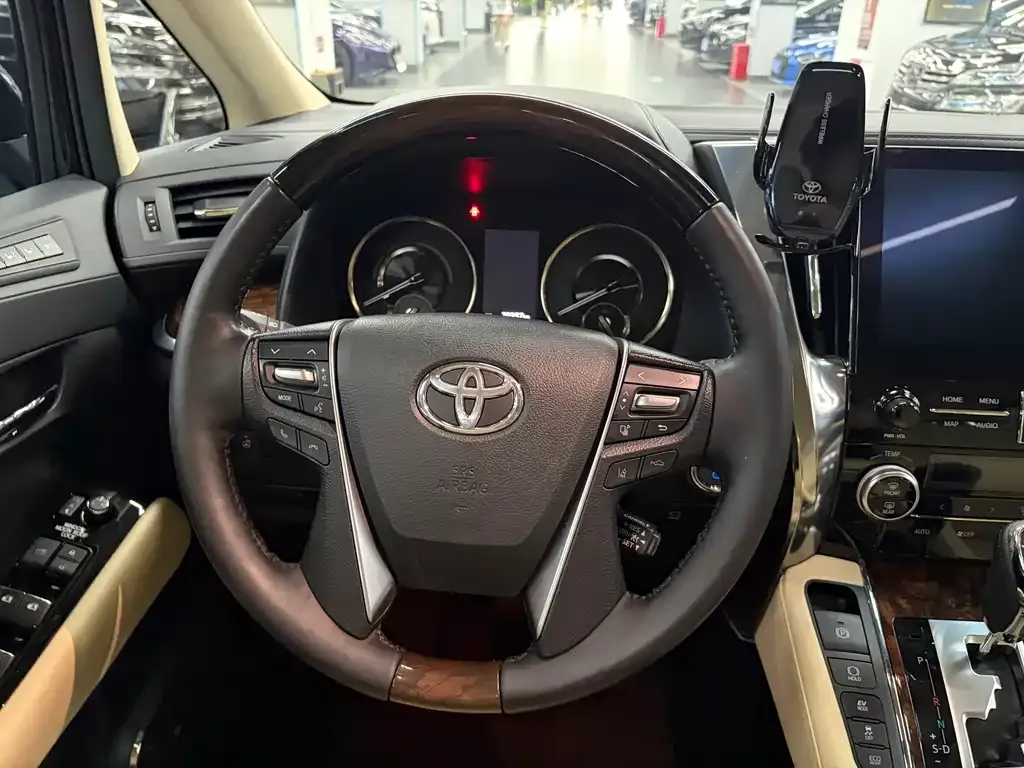 Toyota Alphard — фото 4