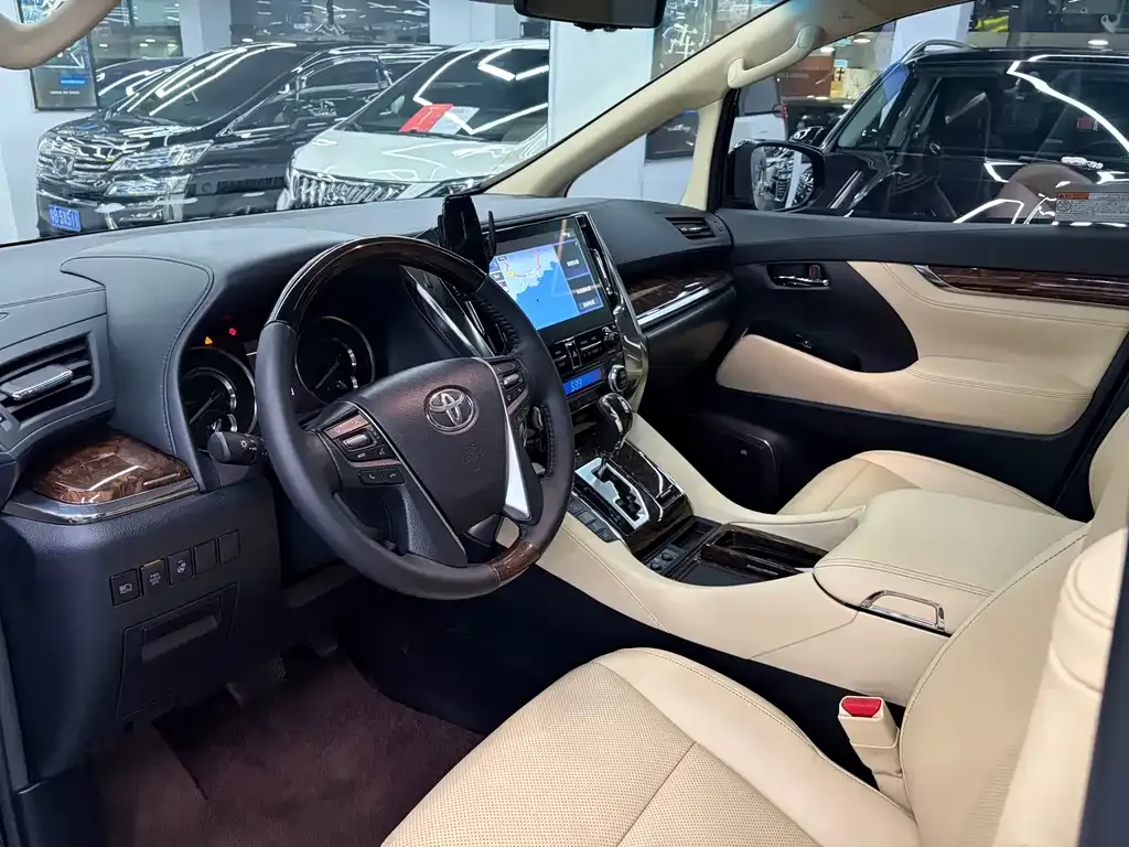 Toyota Alphard — фото 2
