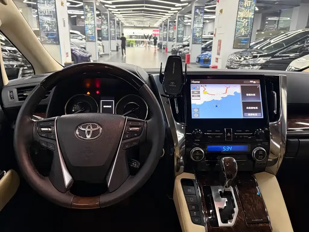 Toyota Alphard — фото 3