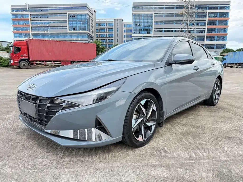 Hyundai Elantra — фото 1
