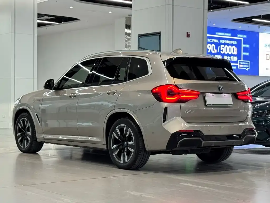 BMW iX3 — фото 8