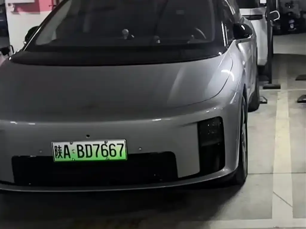 Li Auto i8 — фото 1